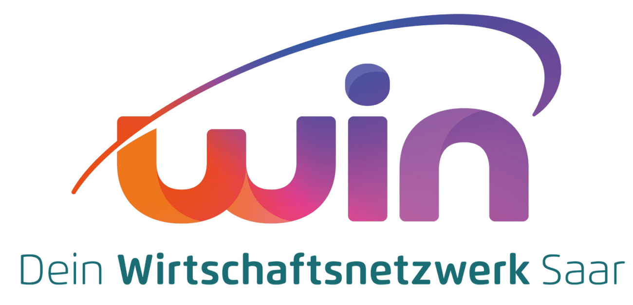 Logo von „win“ mit violettem und orangefarbenem Text im Farbverlauf, begleitet von einer geschwungenen Linie, die über die Buchstaben verläuft. Darunter steht in Blaugrün „Dein Wirtschaftsnetzwerk Saar“.