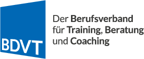 Das Bild zeigt das Logo des BDVT. Es besteht aus einem blauen Quadrat mit den Buchstaben „BDVT“ in Weiß und dem Text „Der Berufsverband für Training, Beratung und Coaching“ in Schwarz.