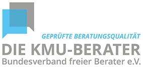 Logo des „Die KMU-Berater Bundesverband freier Berater e.V.“ mit einem blauen und grauen, überlappenden Sprechblasensymbol auf der linken Seite. Der Text lautet „Geprüfte Beratungsqualität“ über „Die KMU-Berater Bundesverband freier Berater e.V.“ in Grau und Schwarz.